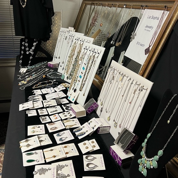 NWT Lia Sophia box 10 NEW pieces total retail $500+ necklaces, bracelets, rings - Picture 11 of 16